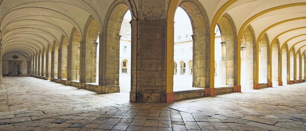 Die Zukunft hat begonnen. Kreuzgang in Cluny. Die Abtei wird jetzt 1100 Jahre alt.