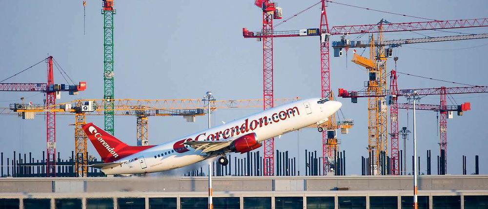 Am Flughafen Berlin Brandenburg International schreitet der Bau voran. Auch die Flugrouten-Gegner machen wieder mobil.