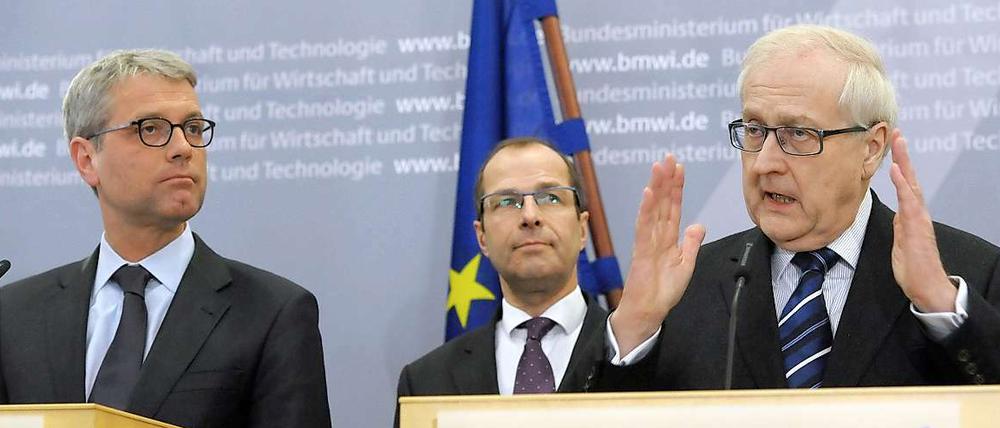 Bundeswirtschaftsminister Rainer Brüderle (FDP, r) gibt nach dem "Benzin-Gipfel" ein Statement ab. Links im Bild Bundesumweltminister Norbert Röttgen (CDU), dahinter mittig derVDA-Geschäftsführer Klaus Bräunig.