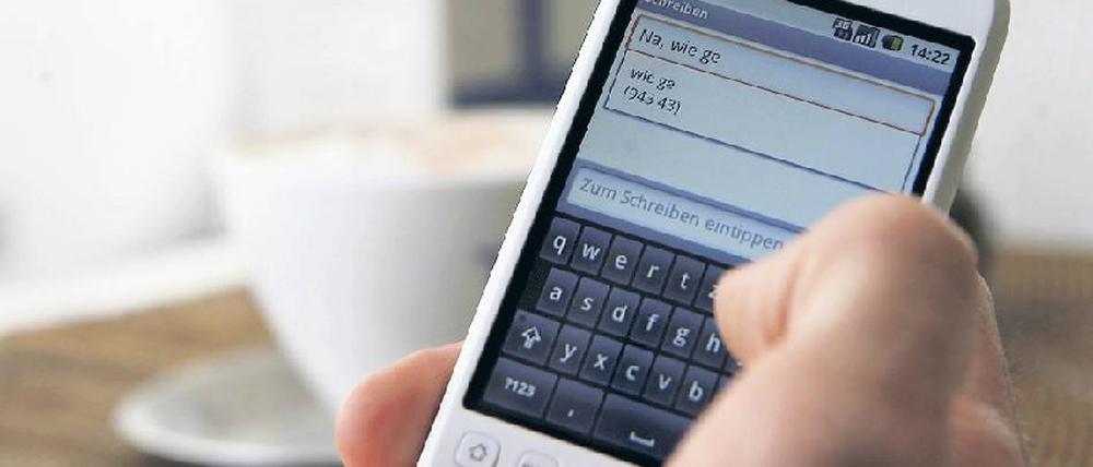 Immer dabei. Lernsoftware für mobile Endgeräte wird immer beliebter. So können zum Beispiel zwischendurch Vokabeln geübt werden. Besonders Wiederholungen zwischendurch im Alltag eignen sich für das mobile Lernen. Vom 1. bis 3. Dezember informiert und diskutiert die Online Educa in Berlin über neue Trends im Bereich E-Learning. Foto: dpa