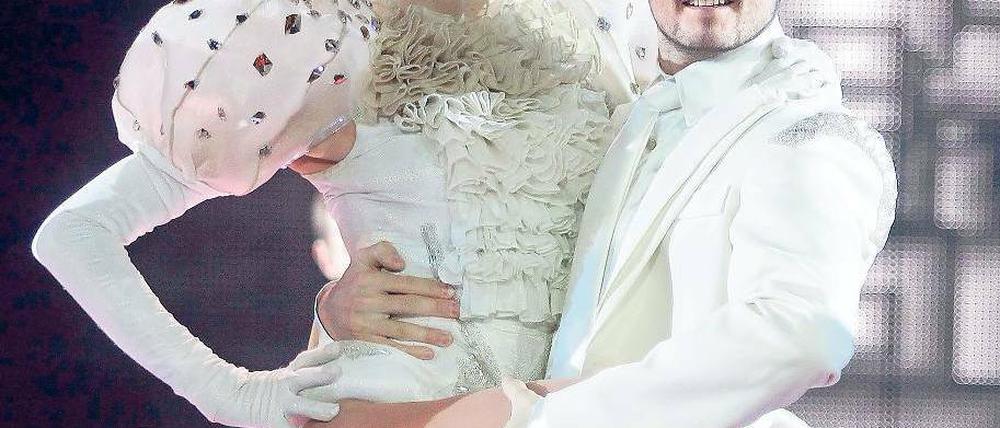 Duett in Weiß. Zwei von 100 Akteuren der Revue in der Friedrichstraße. Foto: Davids