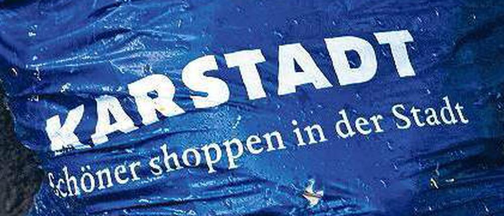 Wie geht’s weiter? Auch nach knapp 15 Monaten Insolvenz ist die Zukunft der Warenhauskette Karstadt und von rund 25 000 Mitarbeitern weiterhin unsicher. Foto: dpa