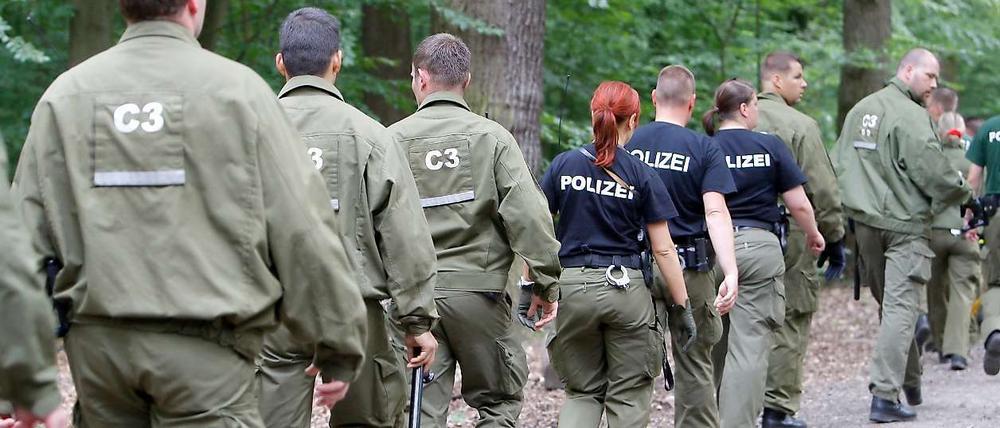 Suchtrupp in einem Waldstück am Heiligensee.