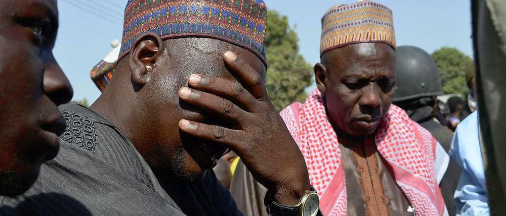 Verzweifelte Väter der mutmaßlich von Boko Haram entführten Mädchen erhoffen sich vom Militär keine Hilfe. Sie haben angefangen, auf eigene Faust zu suchen.