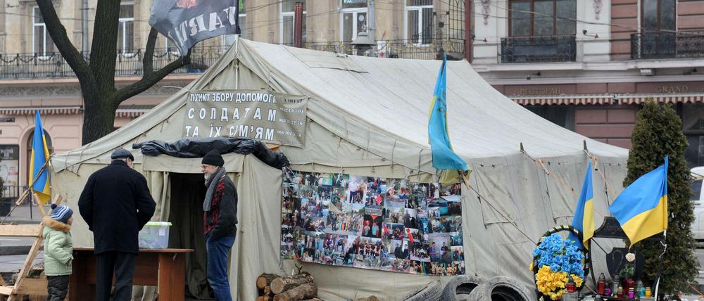 Geld sammeln. Diese Männer in Lemberg unterstützen die ukrainischen Truppen.