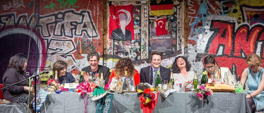 Stilblüten des Unflats. Bei den „Hate Poetry“-Leseshows zitieren Journalisten aus ihren schrecklichsten Leserzuschriften – was dann auch ziemlich lustig werden kann. Die Reihe findet deutschlandweit statt.