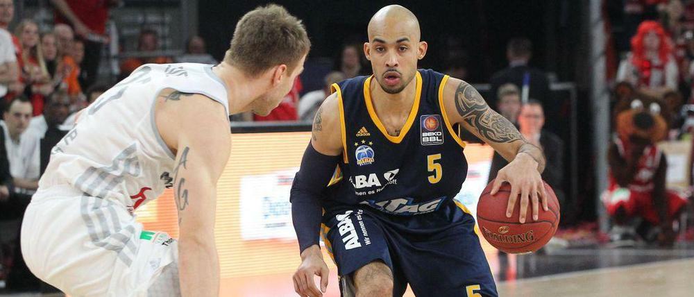 Albas David Logan (r.) im Duell mit Bambergs Anton Gavel.