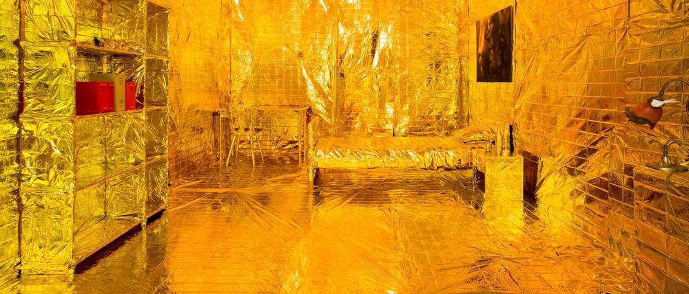 Das vergoldete Zimmer ist eine Kunstinstallation, mit der gegen überhöhte Mieten in München protestiert werden soll.