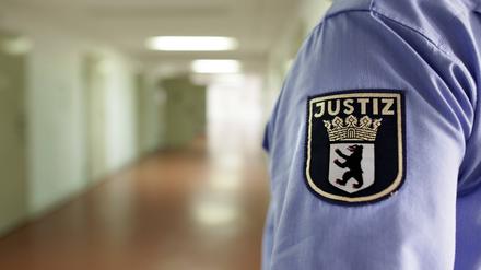 Justizvollzugsbeamte in der Station fuer Sicherungsverwahrte in der Teilanstalt V der JVA Tegel. Berlin Deutschland PUBLICATIONxINxGERxSUIxAUTxONLY Copyright: xThomasxKoehlerx
Prison officials in the Station for Preventive detention in the Part institution V the JVA Tegel Berlin Germany PUBLICATIONxINxGERxSUIxAUTxONLY Copyright xThomasxKoehlerx