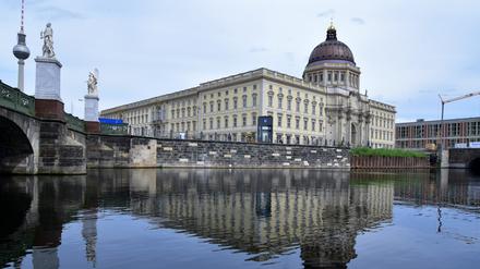 Blick auf Spreekanal und Humboldt Forum.