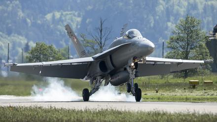 Ein Kampfflugzeug vom Typ F/A-18 Super Hornet der Schweizer Luftwaffe landet am 16.05.2017 auf dem Militärflugplatz Unterbach in Meiringen. (Symbolbild) 