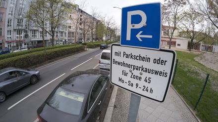 Hinweisschild zum kostenpflichtigen Parken oder Parken mit einem Anwohnerparkausweis in Berlin-Prenzlauer Berg.