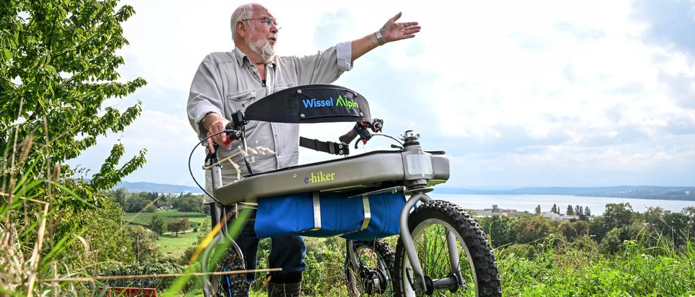 Erfinder Gerhart Wissel aus Überlingen fährt mit seiner Erfindung, dem Alpin e-hiker, einen Hang hinauf. Im Hintergrund ist der Bodensee zu sehen. 