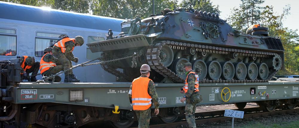 Operationsplan Deutschland: Die Deutsche Bahn arbeitet schon länger eng mit der Bundeswehr zusammen. Dieses Bild von 2023 zeigt einen Bergepanzer vom Typ Leopard 1 auf einem Rangierbahnhof westlich von Berlin.