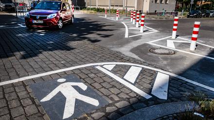 Neue Poller verhindern Schleichwege und sorgen für Verkehrsberuhigung.