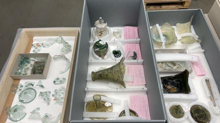 Glasfunde aus der Grabung vom Molkenmarkt, die im Magazin des Museums für Vor- und Frühgeschichte konserviert und archiviert werden.
