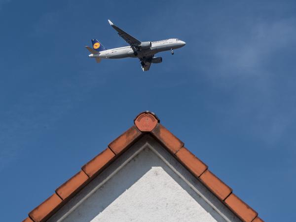 Über den Dächern in Flörsheim am Main setzt eine Passagiermaschine der Lufthansa zum Landeanflug auf den Flughafen Frankfurt am Main an.