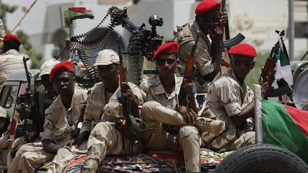 Soldaten der paramilitärischen Rapid Support Forces, die von General Hamdan Dagalo, dem stellvertretenden Chefs des militärischen Übergangsrates im Sudan, geführt werden, sichern eine Kundgebung, an der der General teilnimmt.