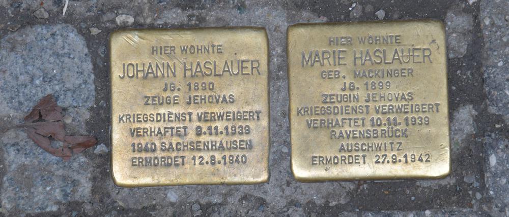 Zwei Stolpersteine in Salzburg erinnern an Personen, die im dritten Reich Mitglieder der Zeugen Jehovas waren und deshalb den Kriegsdienst verweigerten und die wegen ihrer Überzeugung in einem der damaligen deutschen Konzentrationslager landeten.