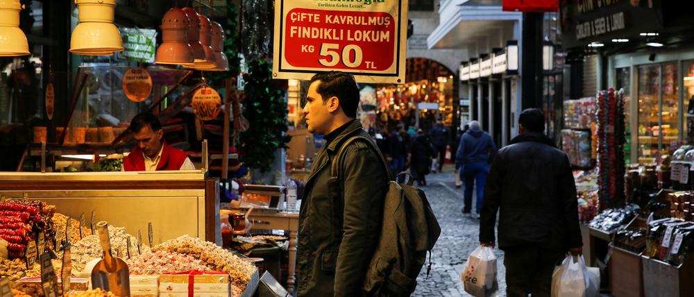 A customer shops in Istanbul, Turkey, January 19, 2023. REUTERS/Dilara Senkaya