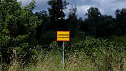 An der polnisch-belarussischen Grenze sagt ein Schild: „Staatsgrenze. Übertreten verboten“.


