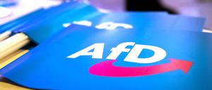 ARCHIV - 24.11.2018, Bayern, Greding: Fähnchen mit dem Logo der AfD liegen beim Landesparteitag der AfD Bayern auf einem Tisch.    (zu dpa "Gericht: Verfassungsschutz darf AfD in Bayern als Partei beobachten") Foto: Daniel Karmann/dpa +++ dpa-Bildfunk +++