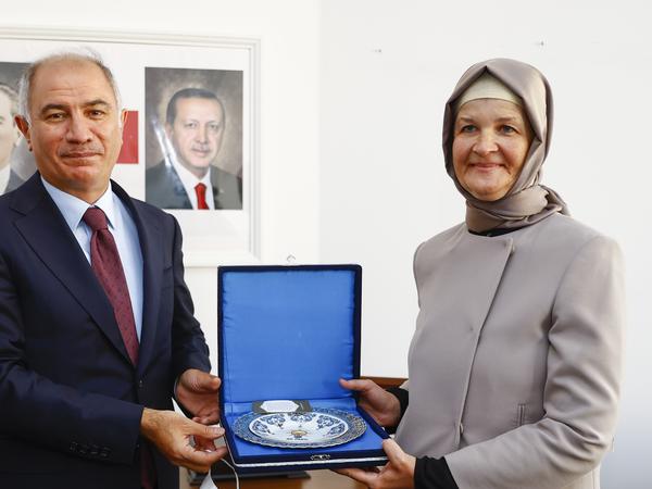 Meryem Göka mit dem ehemaligen türkischen Innenminister Efkan Ala in Berlin.