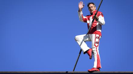 Der Schweizer Drahtseilkünstler Freddy Nock balanciert auf einem Seil einer Seilbahn.  