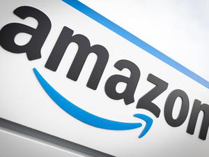 Das Logo von Amazon ist am Logistikzentrum des Onlineversandhändlers zu sehen.