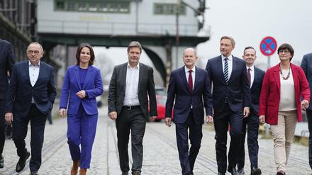 Kanzler Olaf Scholz (SPD), Mitglieder seines Kabinetts und die damalige SPD-Spitze 2021 auf dem Weg zur Vorstellung des Koalitionsvertrags.