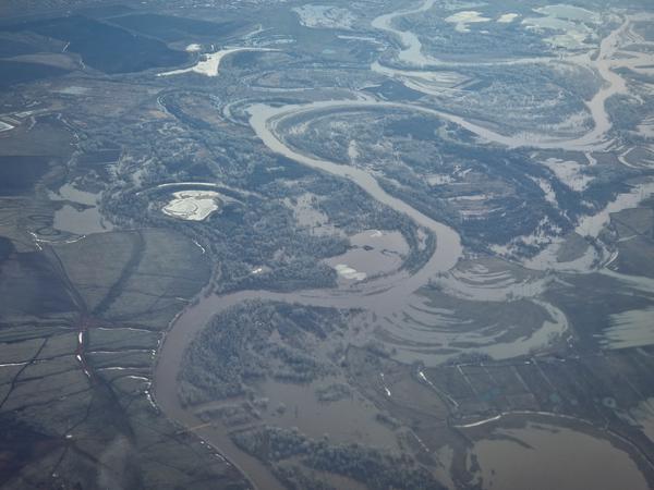 Luftaufnahme des Flutgebiets nahe der Stadt Orenburg in Russland am 10. April