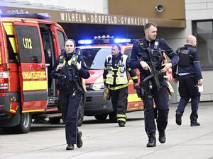 Polizei und Rettungswagen sind an einer Schule im Einsatz. Gut zwei Monate nach einem Messerangriff mit mehreren Verletzten an einem Wuppertaler Gymnasium hat die Staatsanwaltschaft Anklage gegen einen 17-Jährigen erhoben.