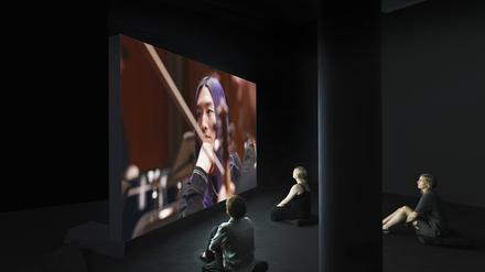 Die Videoarbeit „Gravity’s Tune“ hatte ihre Premiere im Kunstraum der Schering Stiftung.