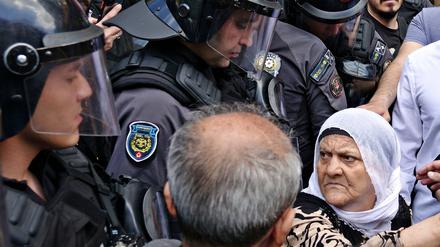 Eine ältere kurdische Frau wird während einer Demonstration in Diyarbakir von der Polizei festgenommen. 