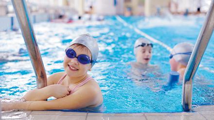 Schwimmen stärkt die Lunge sowie Muskeln in Armen, Beinen und Rumpf. 