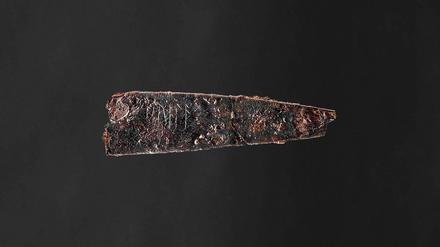 Nahaufnahme der Runenschrift auf der Messerklinge. Archäologen haben in Dänemark ein kleines Messer mit einer fast zwei Jahrtausende alten Runeninschrift entdeckt. 