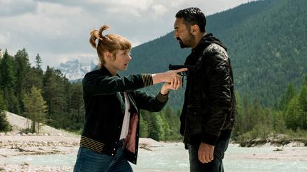 Toni Brandner (Sarah Bauerett) tut sich scher damit, Cuma Ozan (Mehmet Kurtulus) zu vertrauen. 