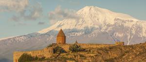 Sonnenaufgang beim armenischen Kloster Chor Wirap, kurz vor der türkischen Grenze. Im Hintergrund der Schicksalsberg Ararat. 