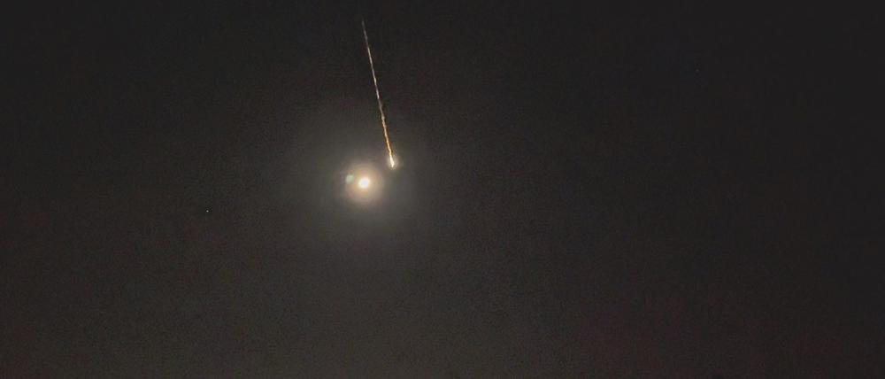 Ein Asteroid tritt in der Nacht nahe Berlin in die Atmosphäre. 