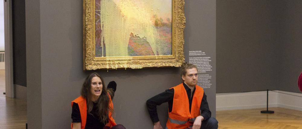 Klimaaktivisten der Klimaschutz-Protestgruppe «Letzte Generation», nachdem sie das Gemälde «Getreideschober» (1890) von Claude Monet im Potsdamer Museum Barberini mit Kartoffelbrei beworfen haben.