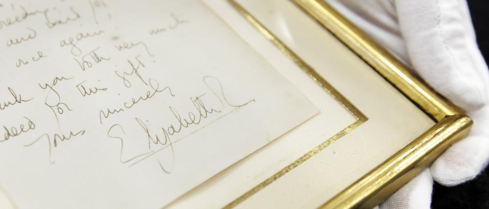 Das Stuttgarter Auktionshaus Eppli versteigert neben weiteren Objekten zum Thema «Britisches Königshaus» einen handgeschriebenen zweiseitigen Brief der kürzlich gestorbenen Königin Elisabeth II. (1926-2022) aus dem Jahr 1966 an eine passionierte Reiterin.