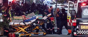 Rettungskräfte kümmern sich um die Verletzten nach einem Messerangriff im Einkaufszentrum Westfield Bondi Junction in Sydney.