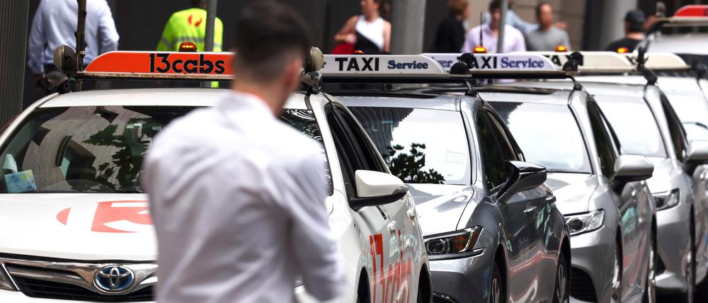 Mehr als 8.000 Taxifahrer und Mietwagenbesitzer haben sich 2019 zu einer Klage zusammengeschlossen und argumentieren, dass sie mit dem Markteintritt von Uber in Australien im Jahr 2012 erhebliche Einkommensverluste erlitten haben. 