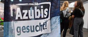 „Azubis gesucht“ steht auf einem Banner bei einer Berufsorientierungsmesse.