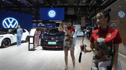 Messeauftritt von VW in China: Europas größter Autobauer will mit der neuen Plattform die Kundenbedürfnisse vor Ort besser erfüllen.
