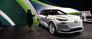 Volkswagen präsentiert den Audi Q6 e-tron beim Pressetag der Auto- und Verkehrsmesse IAA in einer Halle der Messe München.