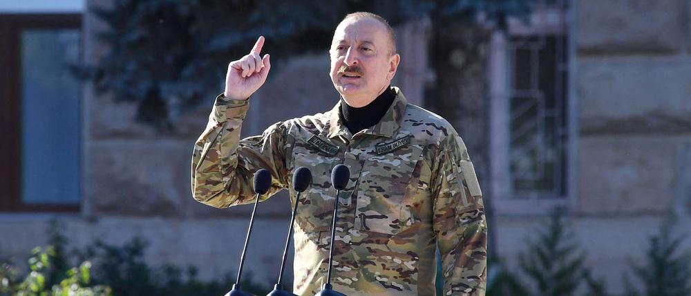 Der aserbaidschanische Präsident Ilham Alijew bei einer Rede am 8. November.