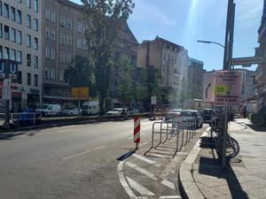 Falschparken erschwert und Kreuzung für Kinder und Fußgänger sicherer gemacht in der Badstraße im Bezirk Berlin-Mitte.