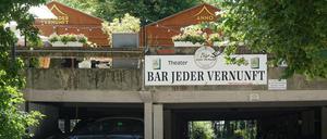 Die Bar jeder Vernunft in Berlin-Wilmersdorf steht auf eine unansehnlichen Parkpalette.