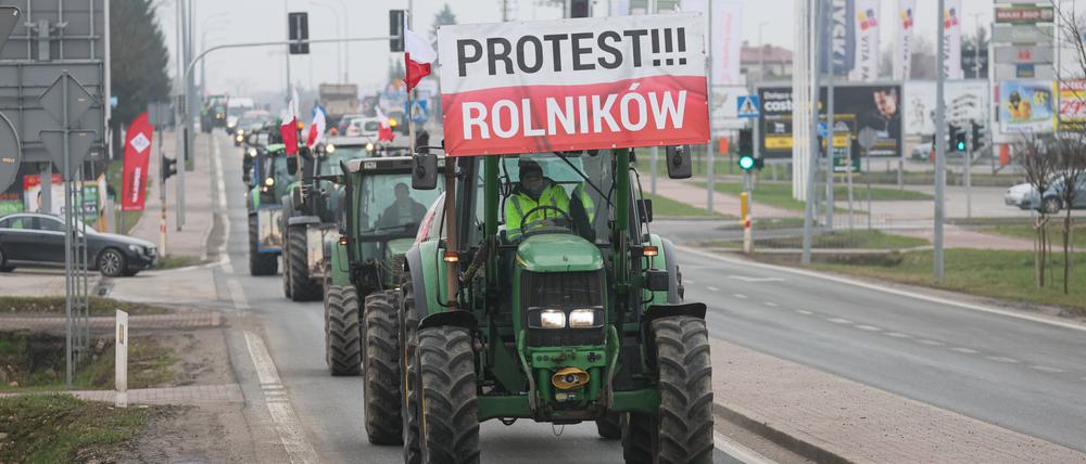 20.03.2024, Polen, Zakret: Polnische Landwirte blockieren mit ihren Traktoren den Verkehr während ihres Protestes .  In Polen ist es erneut zu landesweiten Protesten von Landwirten gekommen. Zu dem Aktionstag am Mittwoch hatte die Bauerngewerkschaft Solidarnosc aufgerufen. Foto: Leszek Szymanski/PAP/dpa +++ dpa-Bildfunk +++